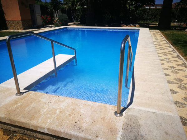 baranda escalera de piscina a medida