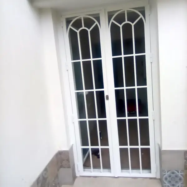 puerta de hierro para exteriores